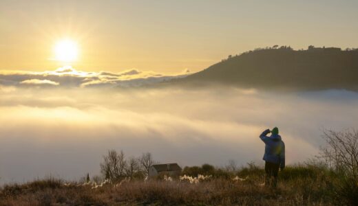 仕事帰り、新聞をめくる夜